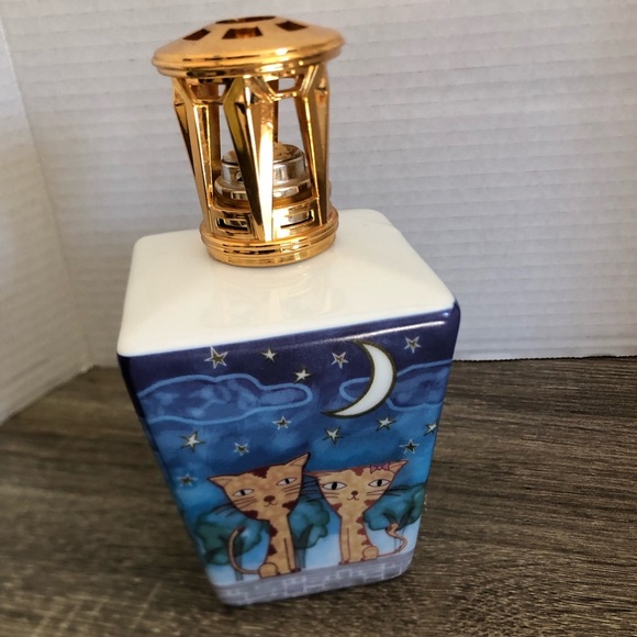 Eden Oil Diffuser with Cat Design - Picture 4 of 9